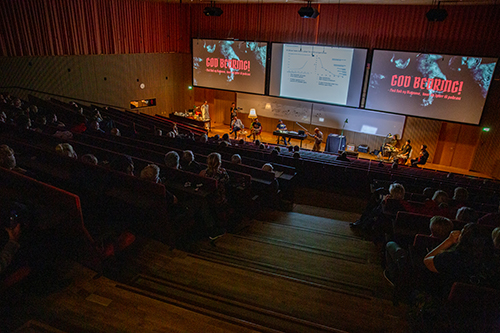 The Niels K. Jerne Auditorium in the Maersk Tower hosted the live recording of the podcast 'Død og Diagnose' (Death and Diagnosis)  featuring Adam Bencard.