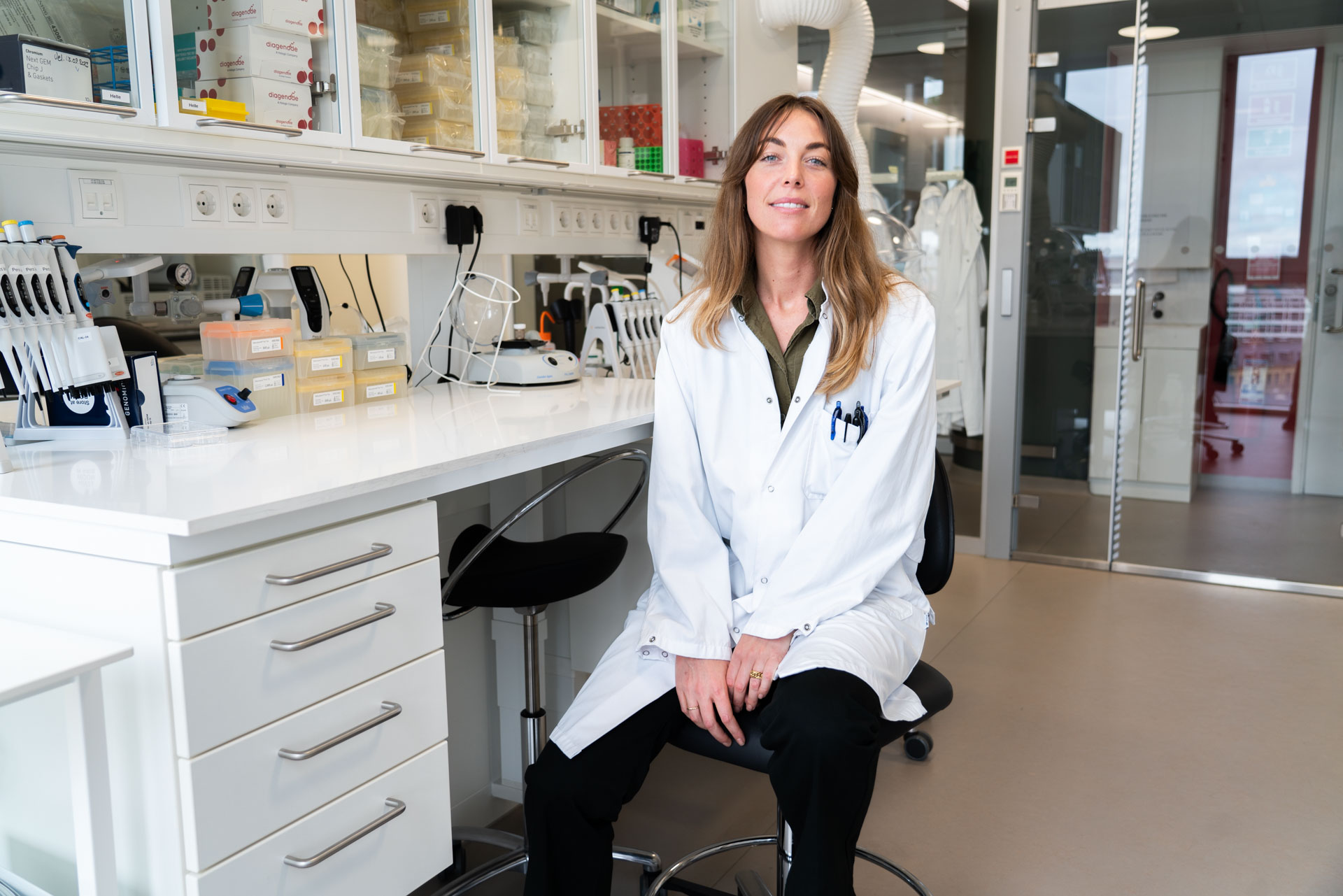 Photo of Zehra sitting at a bench in the lab