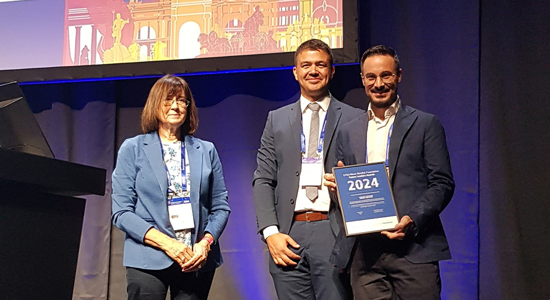 Photo of Jordi Merino on stage with his award