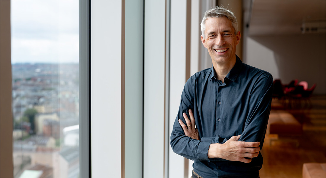 Portrait photo of Tune Pers standing with his arms crossed